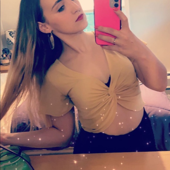 Hey guys! 💕 Meet your Posher, Christine - Picture 2 of 6